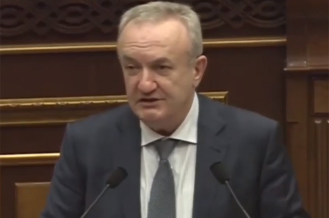 Մեր փոքրիկ հանրապետության համար այդքան բուհը, իմ խորին համոզմամբ, բավականին «ճոխություն է». նախարար (ՎԻԴԵՈ) Մեր փոքրիկ հանրապետության համար այդքան բուհը, իմ խորին համոզմամբ, բավականին «ճոխություն է». նախարար (ՎԻԴԵՈ)