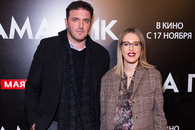 Беременная Ксения Собчак обнажилась для обложки Tatler и вышла в свет