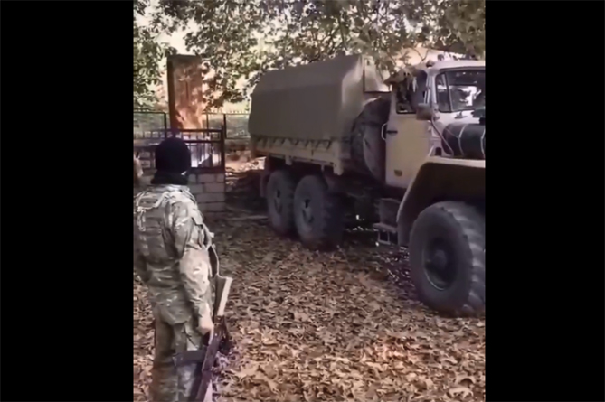 Азербайджанцы уничтожают армянские памятники в Арцахе. МИД Армении опубликовал кадры (ВИДЕО) Азербайджанцы уничтожают армянские памятники в Арцахе. МИД Армении опубликовал кадры (ВИДЕО)