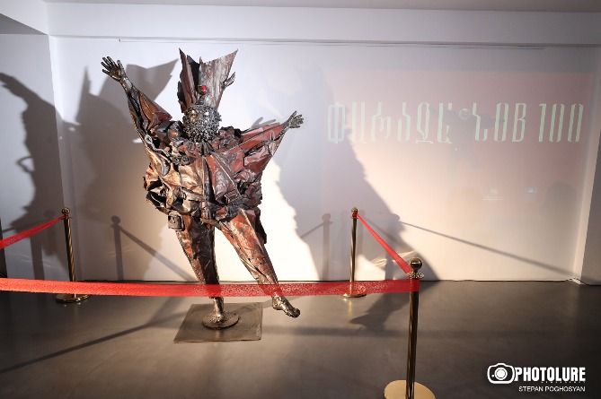 Памятник легендарному Параджанову установлен в Ереване в день столетия маэстро (ФОТО)