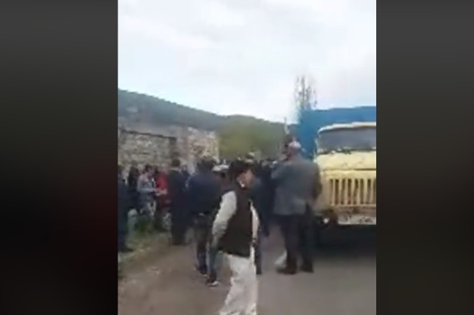 Жители Сюника перекрыли центральную трассу в знак протеста против назначения Унана Погосяна на пост губернатора (ВИДЕО)