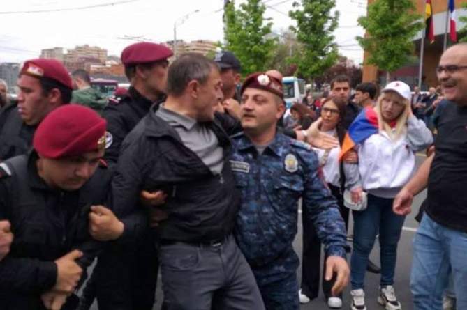 Экс-глава полиции Армении Валерий Осипян подвергнут приводу в Ереване (ВИДЕО) Экс-глава полиции Армении Валерий Осипян подвергнут приводу в Ереване (ВИДЕО)