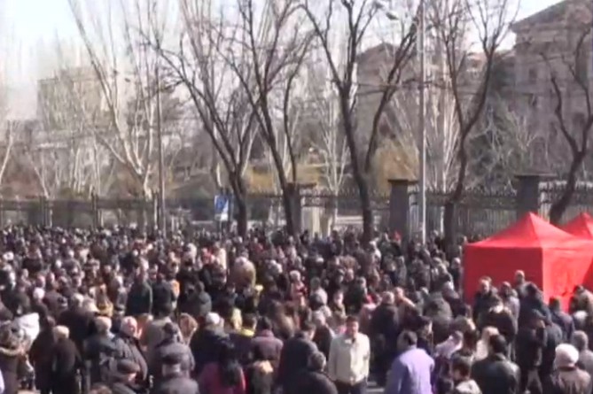 На площади Баграмяна граждане готовятся к митингу против Пашиняна (LIVE)