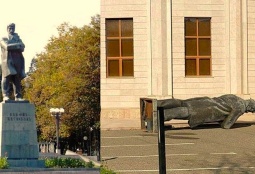 Азербайджанцы уничтожили все 25 памятников и бюстов в Степанакерте (ФОТО)
