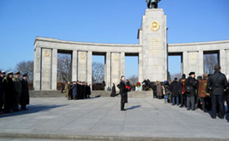 Представитель Карабаха впервые возложил цветы к Мемориалу памяти жертв нацизма в Берлине