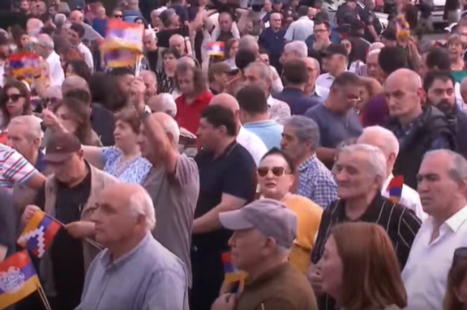В центре Еревана проходит общереспубликанский митинг оппозиции В центре Еревана проходит общереспубликанский митинг оппозиции