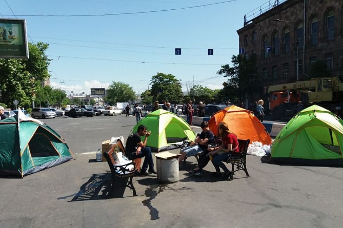 «Սասնա ծռերի» կողմնակիցները համաներում կամ ներում են պահանջում վարչապետ Նիկոլ Փաշինյանից «Սասնա ծռերի» կողմնակիցները համաներում կամ ներում են պահանջում վարչապետ Նիկոլ Փաշինյանից