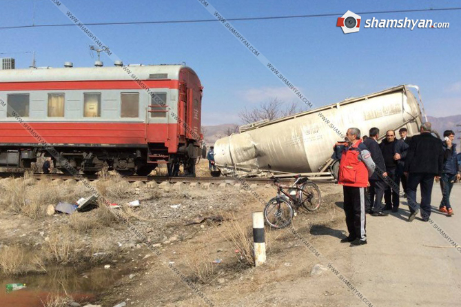 Поезд сбил в Армении грузовик с 30-ю тоннами цемента