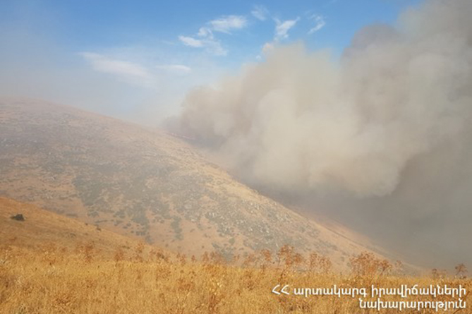 Крупный пожар полыхает у подножия горы Араилер в Армении (ФОТО, ВИДЕО)