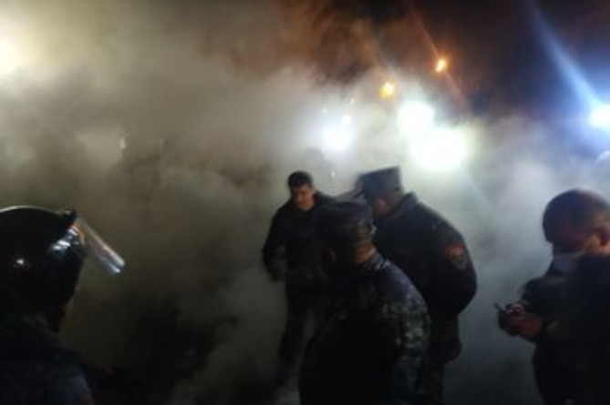 Известно, кто бросил дымовую шашку в ходе митинга перед парламентом Армении (ВИДЕО) Известно, кто бросил дымовую шашку в ходе митинга перед парламентом Армении (ВИДЕО)