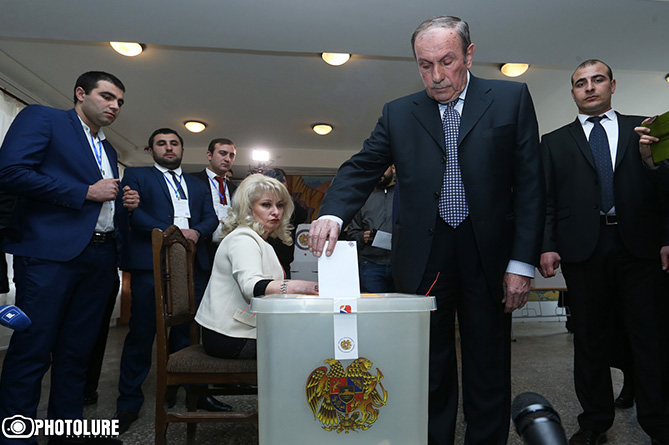 10-րդ փորձից Հայաստանի առաջին նախագահին հաջողվեց քվեարկել 