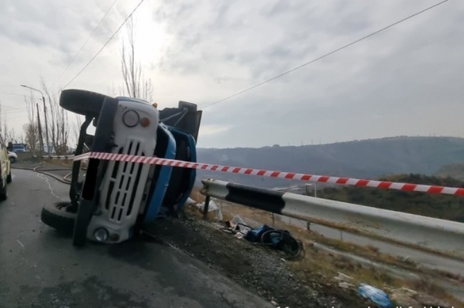 Քանաքեռավանում ԶԻԼ-ը կողաշրջվել է, վարորդն արգելափակվել է խցիկում (ՖՈՏՈ) Քանաքեռավանում ԶԻԼ-ը կողաշրջվել է, վարորդն արգելափակվել է խցիկում (ՖՈՏՈ)
