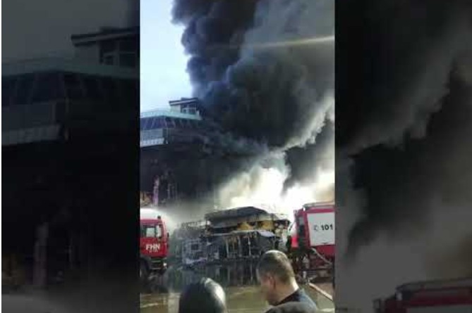 В Баку горит торговый центр с 500 магазинами (ВИДЕО)