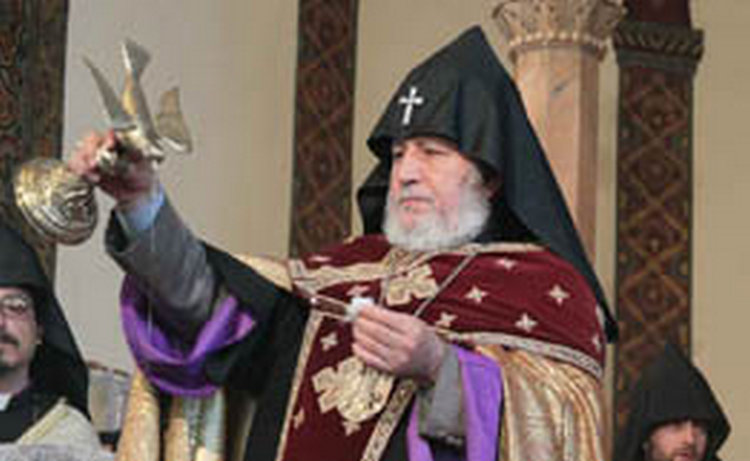 Основатель фонда «Белый голубь» вручил Католикосу Всех Армян Лампаду Мира и Любви