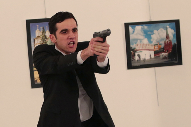 World Press Photo признало снимком года фото убитого в Турции посла России