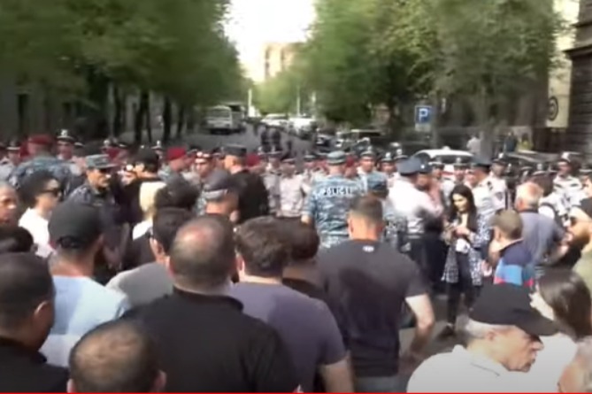 Оппозиция блокировала входы в правительство Армении Оппозиция блокировала входы в правительство Армении
