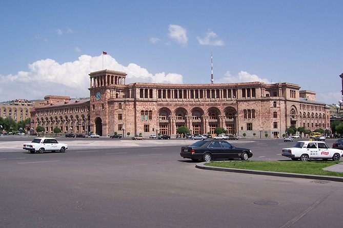 Меры безопасности усилены вокруг здания правительства Армении в связи с захватом вооруженной группы