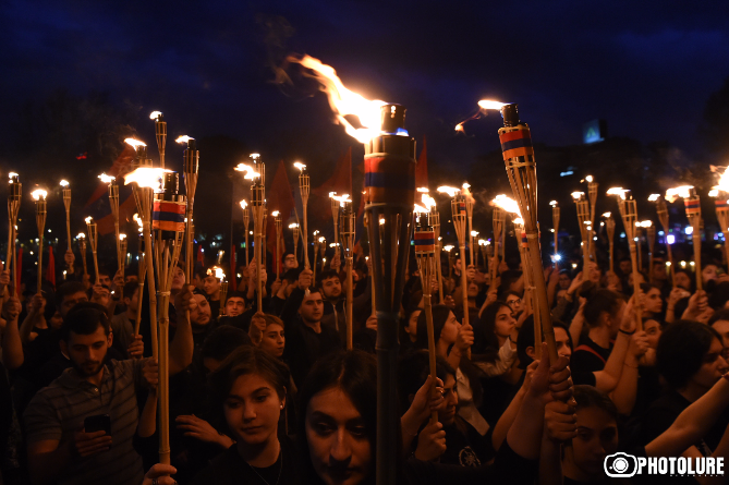 Факельное шествие в Ереване накануне 102-й годовщины Геноцида армян-3
