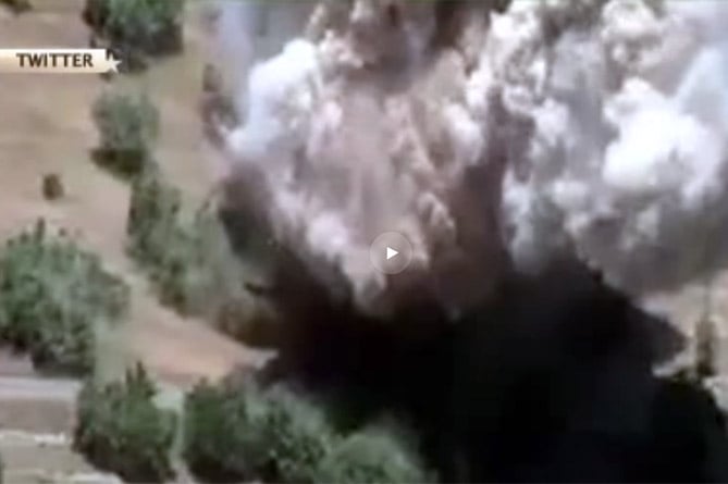 Курды с помощью самодельной бомбы разнесли в пыль турецкий БТР (ВИДЕО) Курды с помощью самодельной бомбы разнесли в пыль турецкий БТР (ВИДЕО)