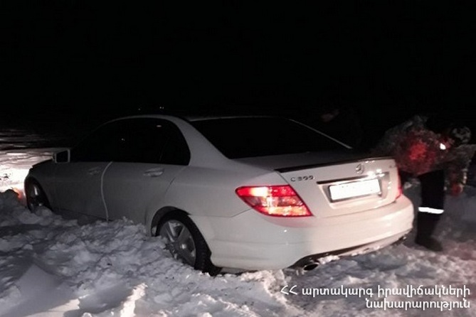 Более 100 автомобилей застряли ночью в снегу в Армении 