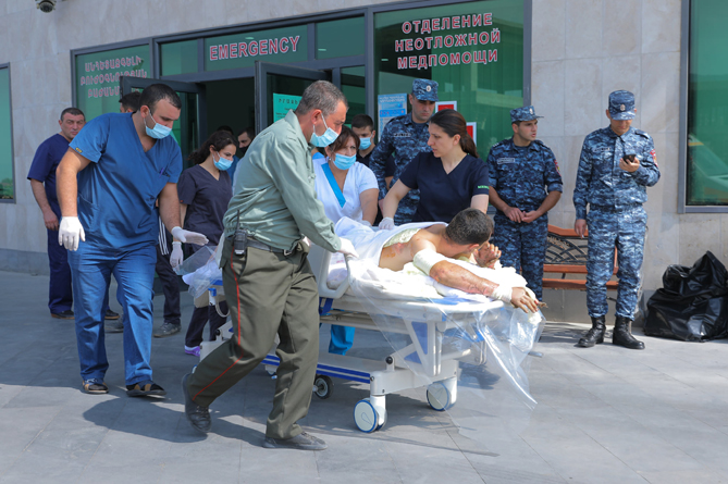 Опубликованы кадры последствий обстрела Азербайджаном Степанакерта (ФОТО)