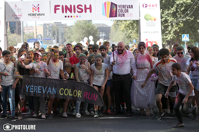 Свадьба по-армянски: жених и невеста приняли участие в Yerevan Color Run (ВИДЕО)