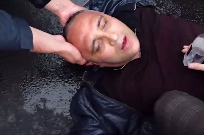 Участник акции в Ереване потерял сознание в стычке с полицией (ВИДЕО) Участник акции в Ереване потерял сознание в стычке с полицией (ВИДЕО)