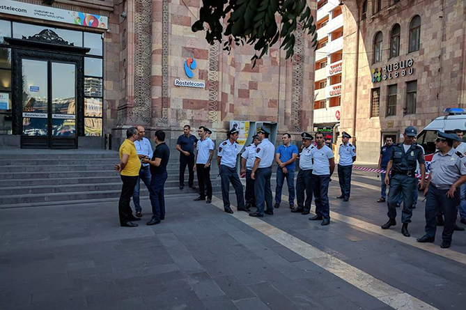 В Полицию поступил звонок о бомбе в здании Минтранса в центре Ереване
