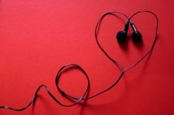 Летом нельзя использовать наушники дольше часа, врачи объяснили – почему  врача