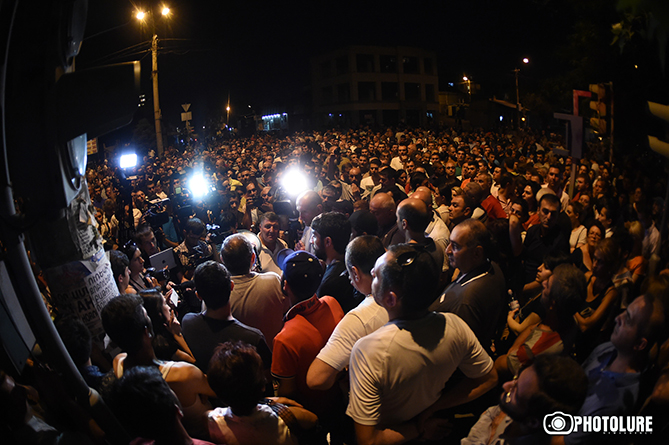 Столкновения митингующих с полицией в Ереване-9