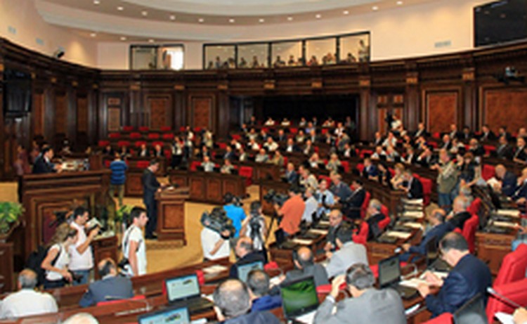 Парламентская оппозиция возмущена повесткой внеочередного заседания НС