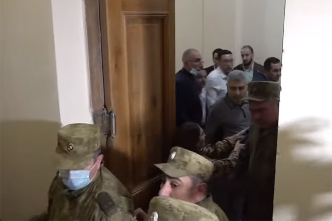 Потасовка в парламенте Армении: провластные депутаты подрались с помощниками оппозиционных депутатов