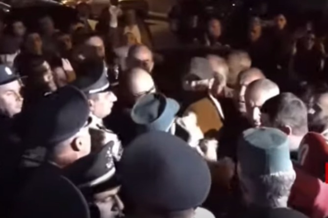 Стычка произошла между полицейскими и участниками акции в поддержку матери погибшего военнослужащего (ВИДЕО) Стычка произошла между полицейскими и участниками акции в поддержку матери погибшего военнослужащего (ВИДЕО)