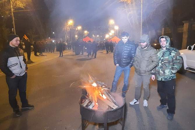 На ереванском проспекте Баграмяна дежурят сотни людей (ВИДЕО) 