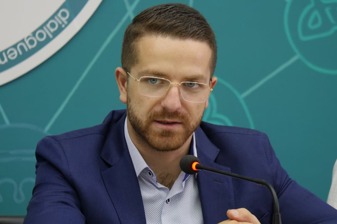 Пашинян освободил от должности подозреваемого в получении крупной взятки замглавы Минобрнауки