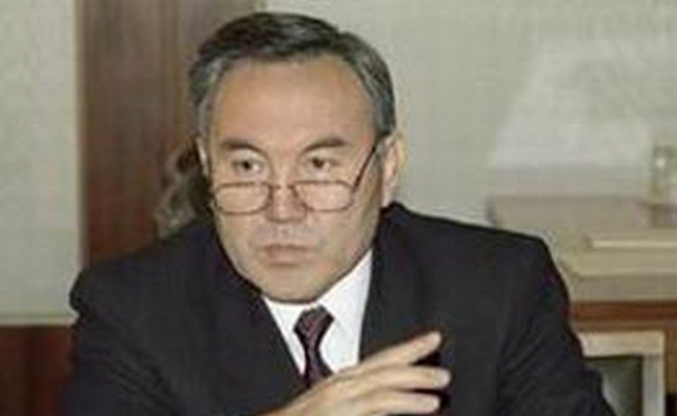 Назарбаев объяснил причины отказа от статуса лидера нации