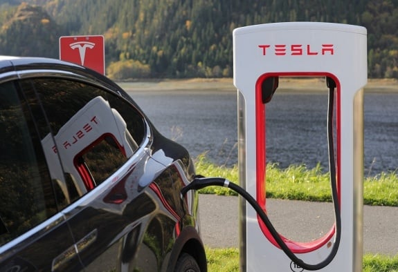 Tesla представила первые роботакси