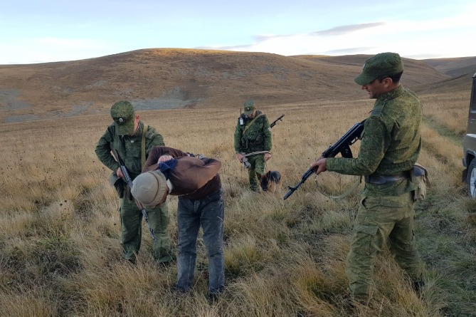 Սահմանապահները,  դարանակալելով, բռնել են Թուրքիայի` Հայաստանի սահմանն ապօրինաբար հատած քաղաքացու (ՖՈՏՈ)