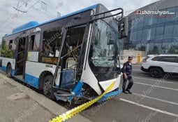 Рейсовый автобус врезался в бордюр в Ереване, три человека госпитализированы 
