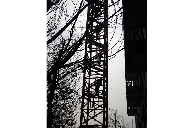 Yerevan man threatens to jump off a crane-8