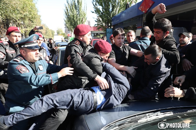 10 человек задержаны по подозрению в хулиганстве и насилии во время акции перед представительством Арцаха в Ереване