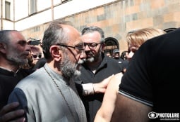 Адвокаты архиепископа Аджапахяна заявляют, что Пашинян вмешивается в предварительное расследование 