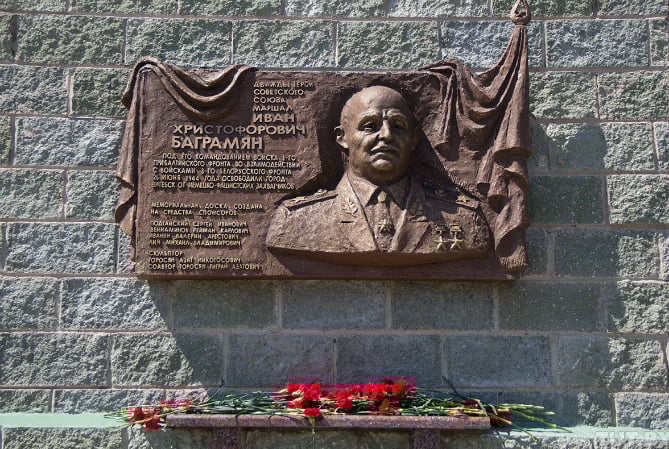 Мемориальную доску в честь маршала Баграмяна открыли в Витебске