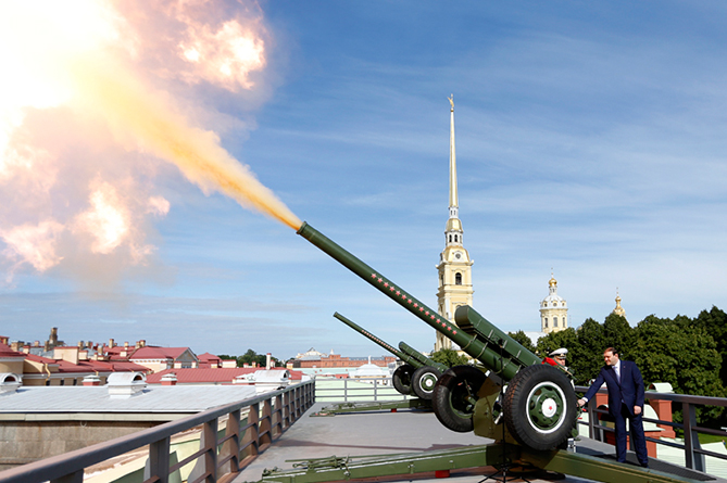 Мэр Еревана удостоился права совершить полуденный выстрел в Петропавловской крепости