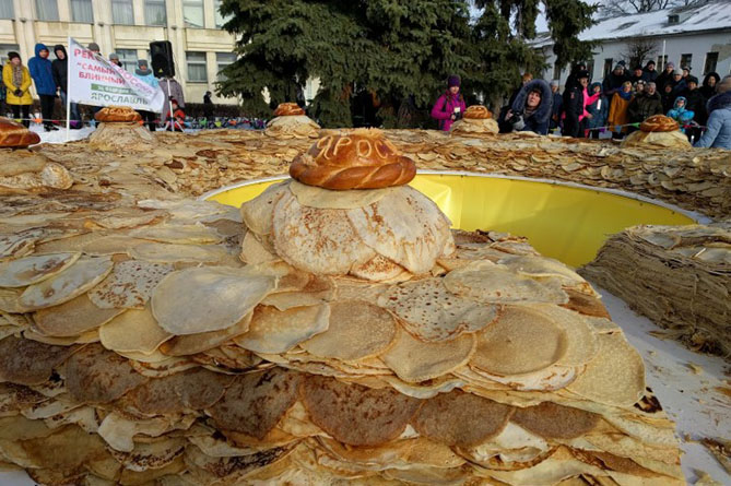 Рекордный пирог из 30 тысяч блинов скормили собакам Рекордный пирог из 30 тысяч блинов скормили собакам