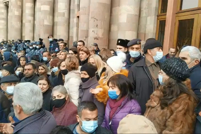 Родители солдат-срочников встретились с премьером Армении. О чем они говорили? (ВИДЕО)