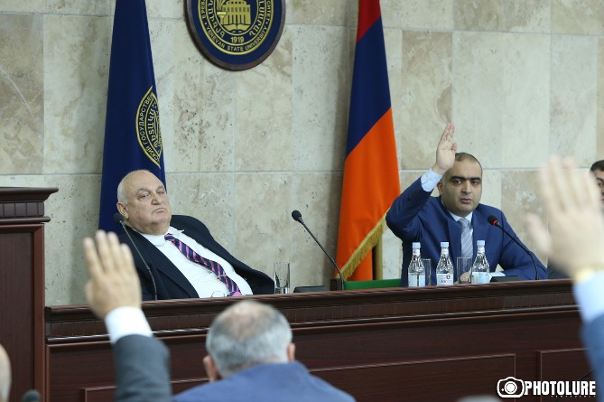 Арам Симонян остается: вопрос отставки ректора ЕГУ отложен