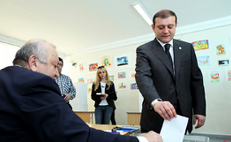 Мэр Еревана Тарон Маркарян проголосовал за стабильность Армении