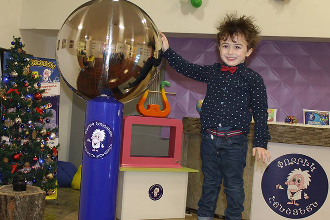 Армянские дети чувствуют себя комфортно в волшебном мире науки 