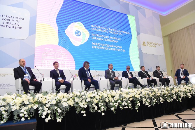«Եվրասիական շաբաթվա» մասնակիցները կողմ արտահայտվեցին ԵՏՄ քաղաքացիներին աշխատանքի տեղավորման երկրում բնակվելու իրավունք տրամադրելուն «Եվրասիական շաբաթվա» մասնակիցները կողմ արտահայտվեցին ԵՏՄ քաղաքացիներին աշխատանքի տեղավորման երկրում բնակվելու իրավունք տրամադրելուն